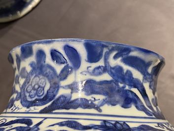 Deux vases couverts en porcelaine de Chine en bleu et blanc, Wanli