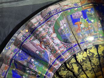 Deux &eacute;ventails chinois de Canton en laque et papier peint, mont&eacute;s en plexi, 19&egrave;me