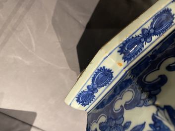 Een Chinese blauw-witte hexagonale 'hu' vaas met floraal decor, Qianlong merk, 19e eeuw