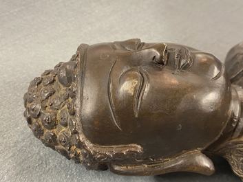 Een Chinese bronzen figuur van Boeddha, Ming