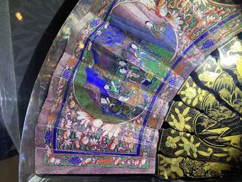 Deux &eacute;ventails chinois de Canton en laque et papier peint, mont&eacute;s en plexi, 19&egrave;me