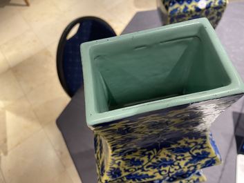 Une paire de vases en porcelaine de Chine en bleu et blanc &agrave; fond jaune, 19&egrave;me