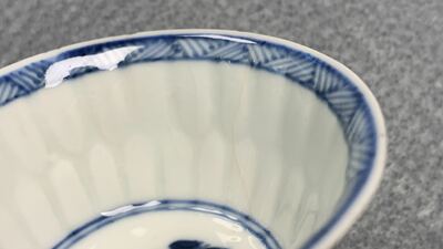 Een Chinese blauw-witte theebus, zes koppen, twee schotels en twee borden, Kangxi/Yongzheng