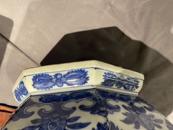 Een Chinese blauw-witte hexagonale 'hu' vaas met floraal decor, Qianlong merk, 19e eeuw