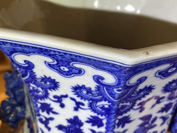 Een Chinese blauw-witte hexagonale 'hu' vaas met floraal decor, Qianlong merk, 19e eeuw