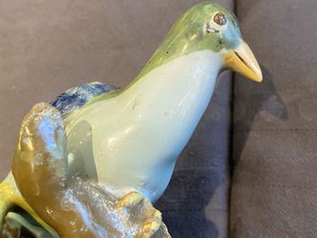 Un mod&egrave;le d'un pigeon assis en fa&iuml;ence polychrome de Bruxelles, 18&egrave;me