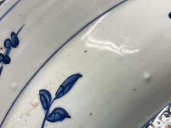 Un grand plat en porcelaine de Chine en bleu et blanc &agrave; d&eacute;cor de ph&eacute;nix, Jiajing