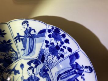 Deux assiettes et un encrier en porcelaine de Chine en bleu et blanc, Kangxi