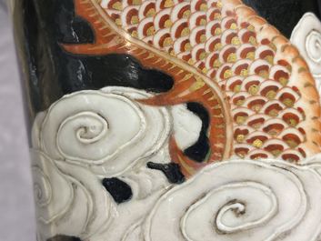 Un vase de forme bouteille en porcelaine de Chine famille noire &agrave; d&eacute;cor de dragons, 19&egrave;me