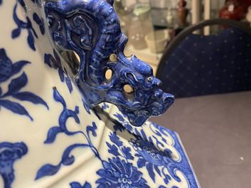 Un vase de forme 'hu' en porcelaine de Chine en bleu et blanc, marque de Qianlong, 19&egrave;me