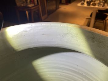 Un grand vase couvert en porcelaine de Chine wucai, &eacute;poque Transition