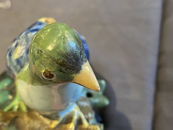 Un mod&egrave;le d'un pigeon assis en fa&iuml;ence polychrome de Bruxelles, 18&egrave;me