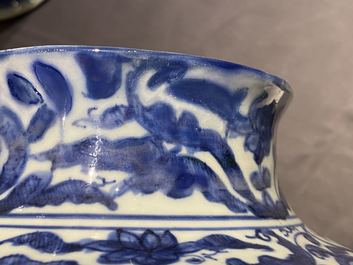 Deux vases couverts en porcelaine de Chine en bleu et blanc, Wanli