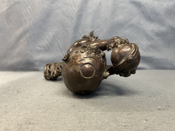 Een Chinese gelakte bronzen wierookbrander in de vorm van een boeddhistische leeuw, Ming