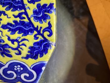 Een paar Chinese blauw-witte vazen met gele fondkleur, 19e eeuw