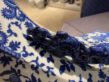 Un vase de forme 'hu' en porcelaine de Chine en bleu et blanc, marque de Qianlong, 19&egrave;me