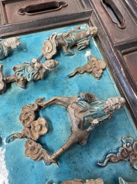 Une plaque de forme carr&eacute;e en porcelaine de Chine fahua &agrave; d&eacute;cor d'immortels, mont&eacute;e en &eacute;cran de table en bois, Ming