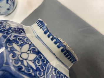 Un vase de forme octagonale en porcelaine de Chine en bleu et blanc, &eacute;poque Transition