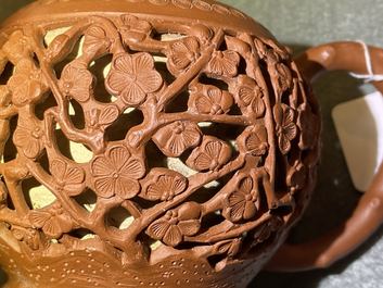 Une th&eacute;i&egrave;re couverte ajour&eacute;e en gr&egrave;s de Yixing, Chine, Kangxi