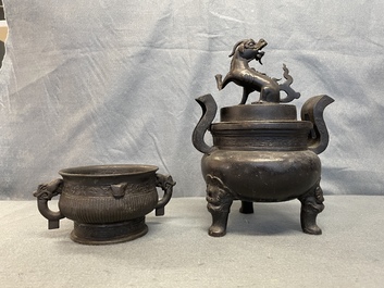 Twee Chinese bronzen wierookbranders, Qing