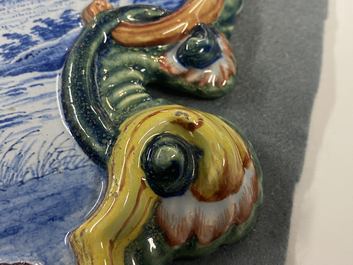 Een paar polychrome Delftse plaquettes met plattelandsvoorstellingen, 19e eeuw