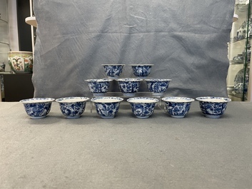Onze tasses et soucoupes lob&eacute;es en porcelaine de Chine en bleu et blanc, Kangxi