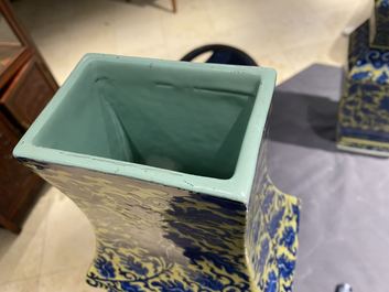 Une paire de vases en porcelaine de Chine en bleu et blanc &agrave; fond jaune, 19&egrave;me