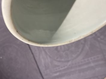 Un vase de forme bouteille en porcelaine de Chine famille noire &agrave; d&eacute;cor de dragons, 19&egrave;me