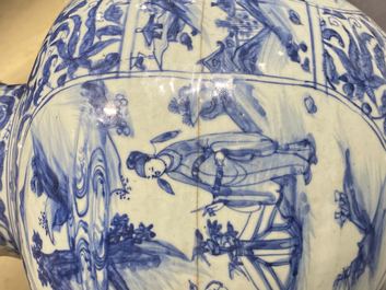 Deux vases couverts en porcelaine de Chine en bleu et blanc, Wanli