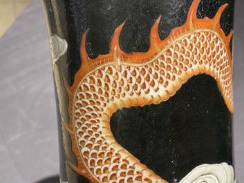 Un vase de forme bouteille en porcelaine de Chine famille noire &agrave; d&eacute;cor de dragons, 19&egrave;me