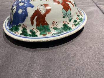 Un grand vase couvert en porcelaine de Chine wucai, &eacute;poque Transition