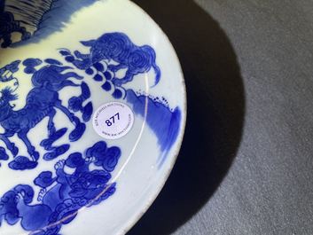Une coupe en porcelaine de Chine en bleu et blanc &agrave; d&eacute;cor d'animaux mythiques, marque et &eacute;poque de Shunzhi
