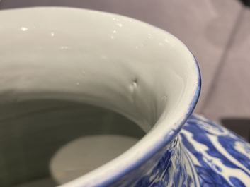 Twee Chinese blauw-witte dekselvazen, Wanli