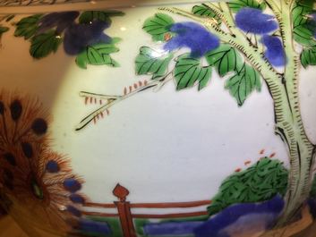 Un grand vase couvert en porcelaine de Chine wucai, &eacute;poque Transition