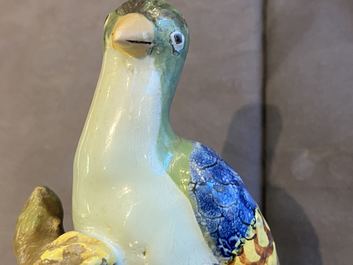 Een polychroom Brussels aardewerken model van een zittende duif, 18e eeuw