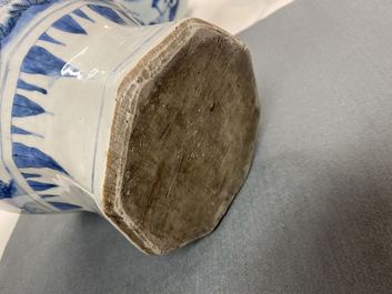 Een Chinese blauw-witte octagonale vaas, Transitie periode