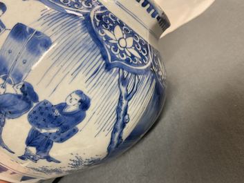 Un vase de forme octagonale en porcelaine de Chine en bleu et blanc, &eacute;poque Transition