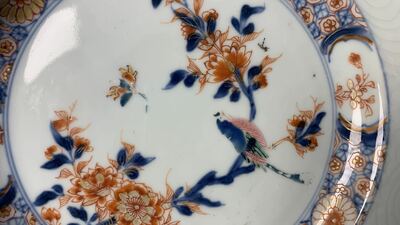 Une bo&icirc;te &agrave; th&eacute;, deux assiettes, six tasses et deux soucoupes en porcelaine de Chine, Kangxi/Yongzheng