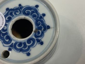 Deux assiettes et un encrier en porcelaine de Chine en bleu et blanc, Kangxi