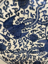 Een grote Chinese blauw-witte schotel met twee feniksen, Jiajing
