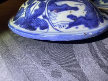 Deux vases couverts en porcelaine de Chine en bleu et blanc, Wanli