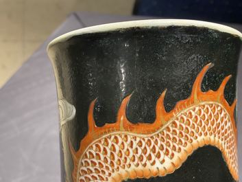 Un vase de forme bouteille en porcelaine de Chine famille noire &agrave; d&eacute;cor de dragons, 19&egrave;me