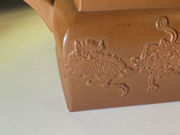 Une th&eacute;i&egrave;re couverte en gr&egrave;s de Yixing, Chine, Kangxi