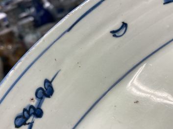 Un grand plat en porcelaine de Chine en bleu et blanc &agrave; d&eacute;cor de ph&eacute;nix, Jiajing