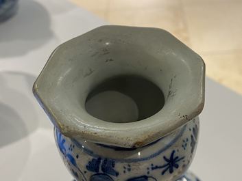 Quatre vases en fa&iuml;ence de Delft en bleu et blanc, 17/18&egrave;me