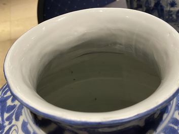 Twee Chinese blauw-witte dekselvazen, Wanli