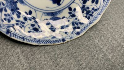 Een Chinese blauw-witte theebus, zes koppen, twee schotels en twee borden, Kangxi/Yongzheng