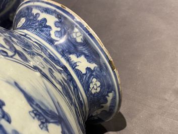 Deux vases couverts en porcelaine de Chine en bleu et blanc, Wanli