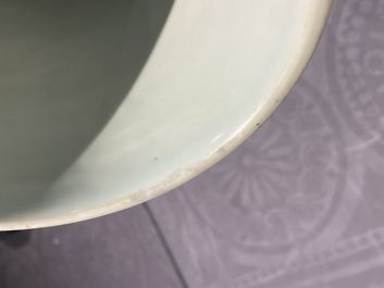 Un vase de forme bouteille en porcelaine de Chine famille noire &agrave; d&eacute;cor de dragons, 19&egrave;me