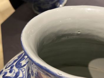 Twee Chinese blauw-witte dekselvazen, Wanli